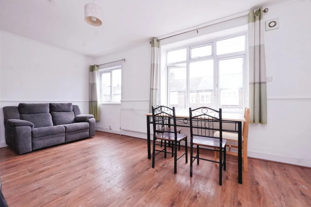 Ripley Road, London, E16, photo 3