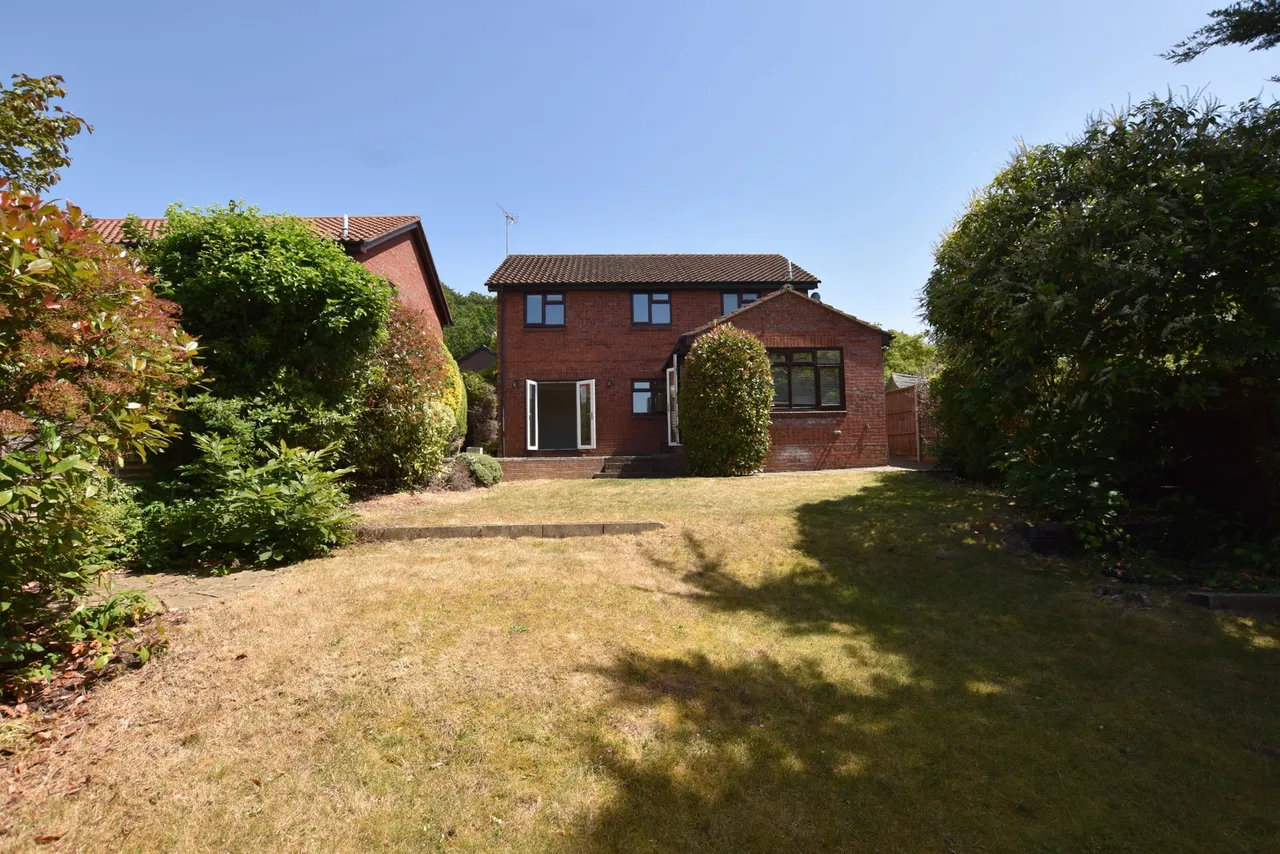 Berkeley Crescent, Frimley, Camberley, GU16 8YN, photo 2