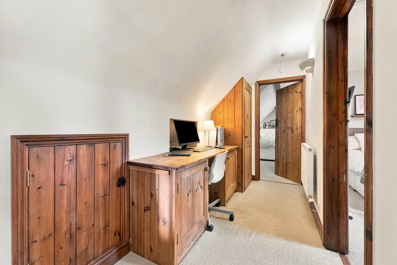 Newark, NG23, photo 29