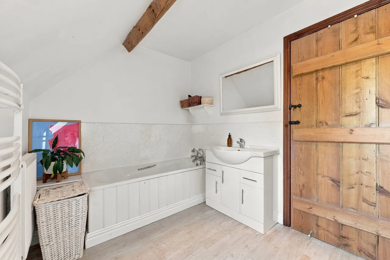 Newark, NG23, photo 37