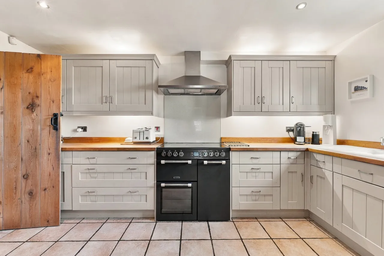 Newark, NG23, photo 18