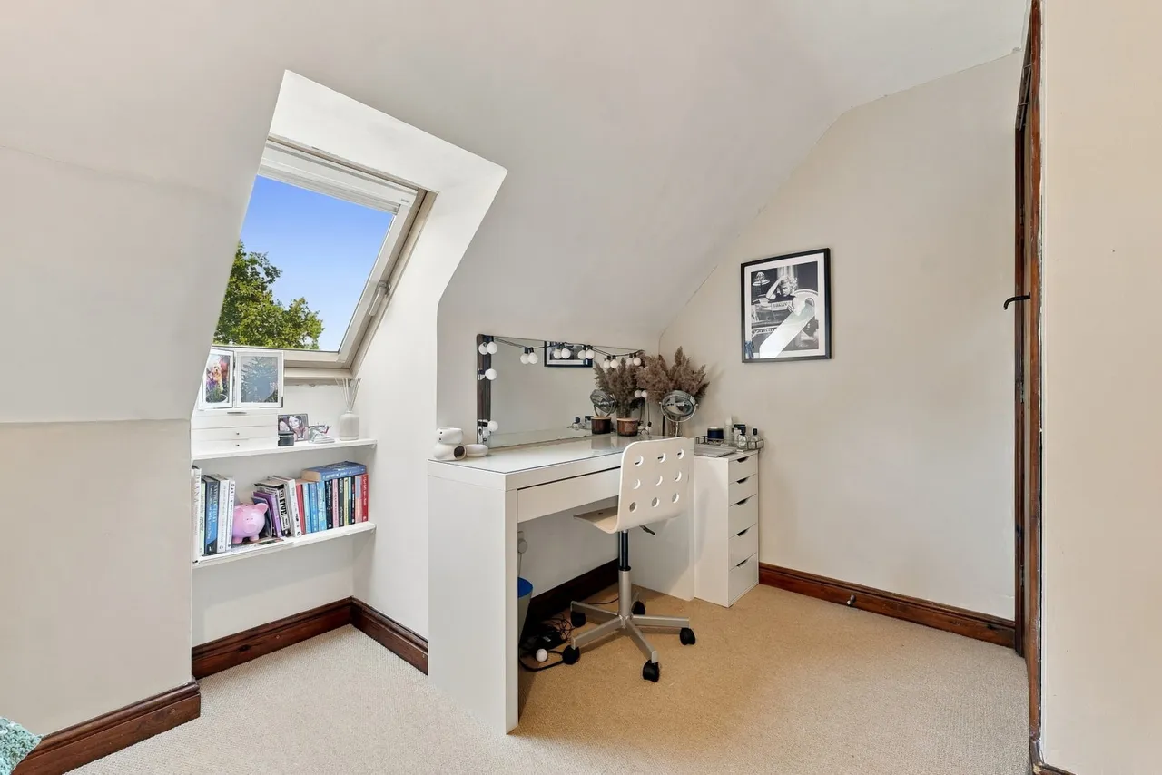 Newark, NG23, photo 34