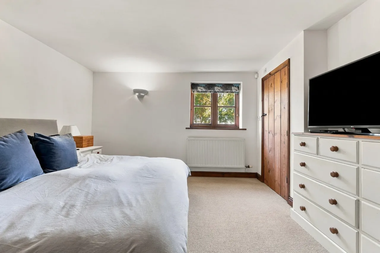 Newark, NG23, photo 26