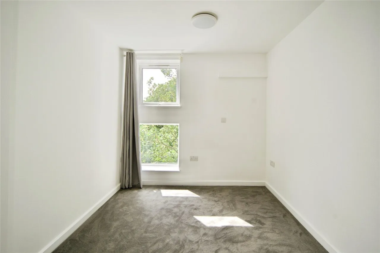 Holden Avenue, London, N12, photo 19