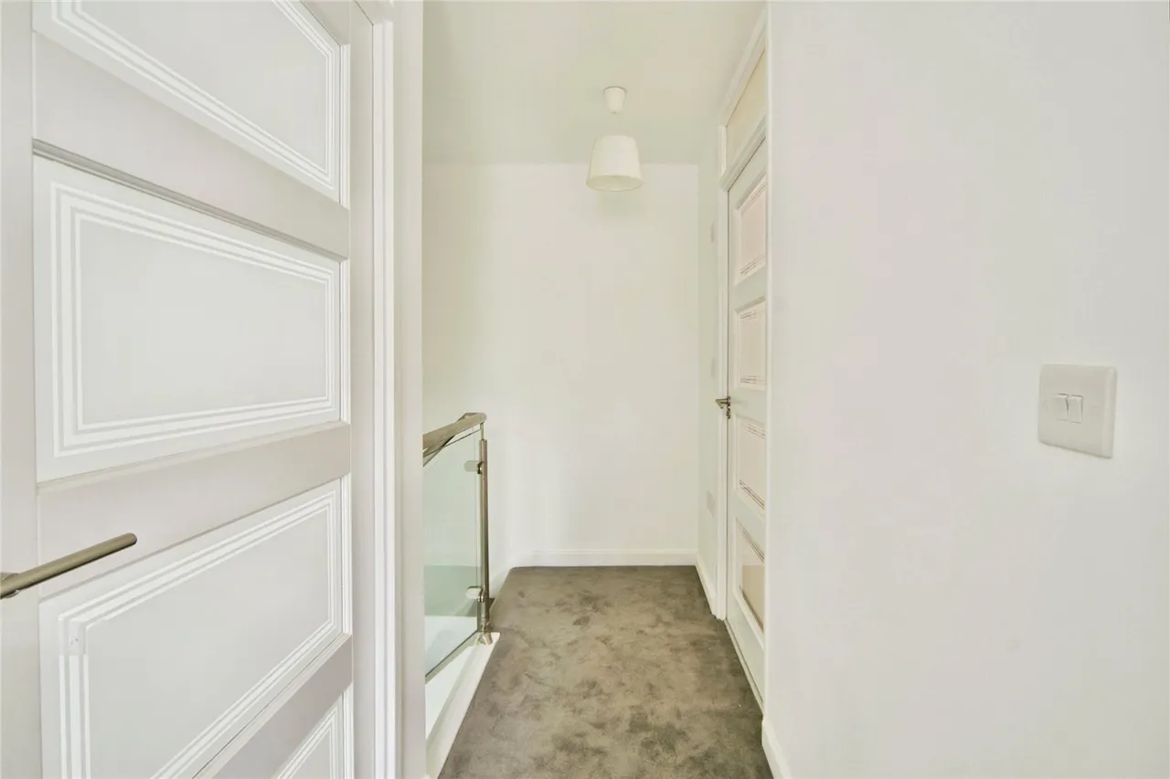 Holden Avenue, London, N12, photo 20