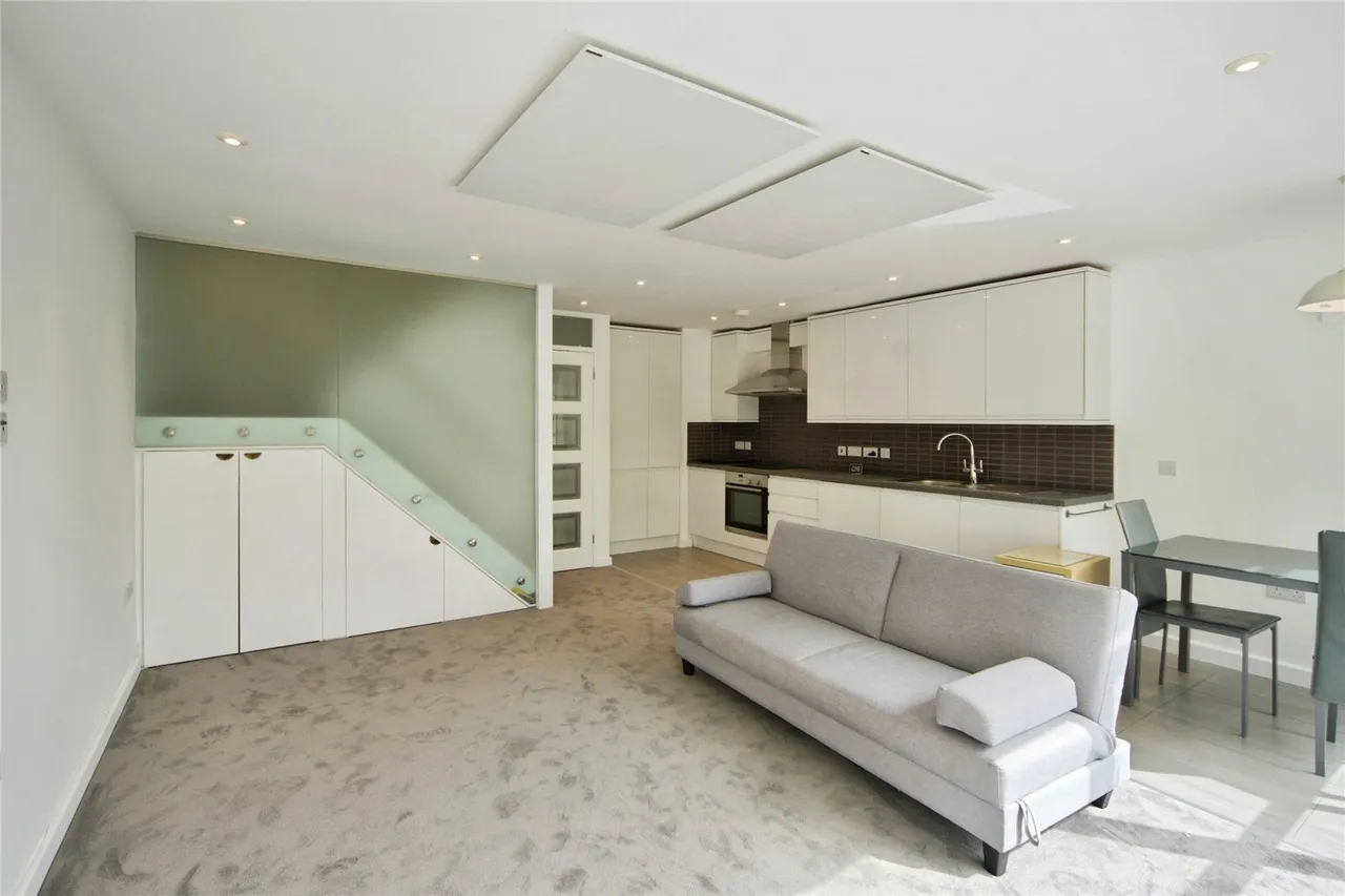 Holden Avenue, London, N12, photo 2