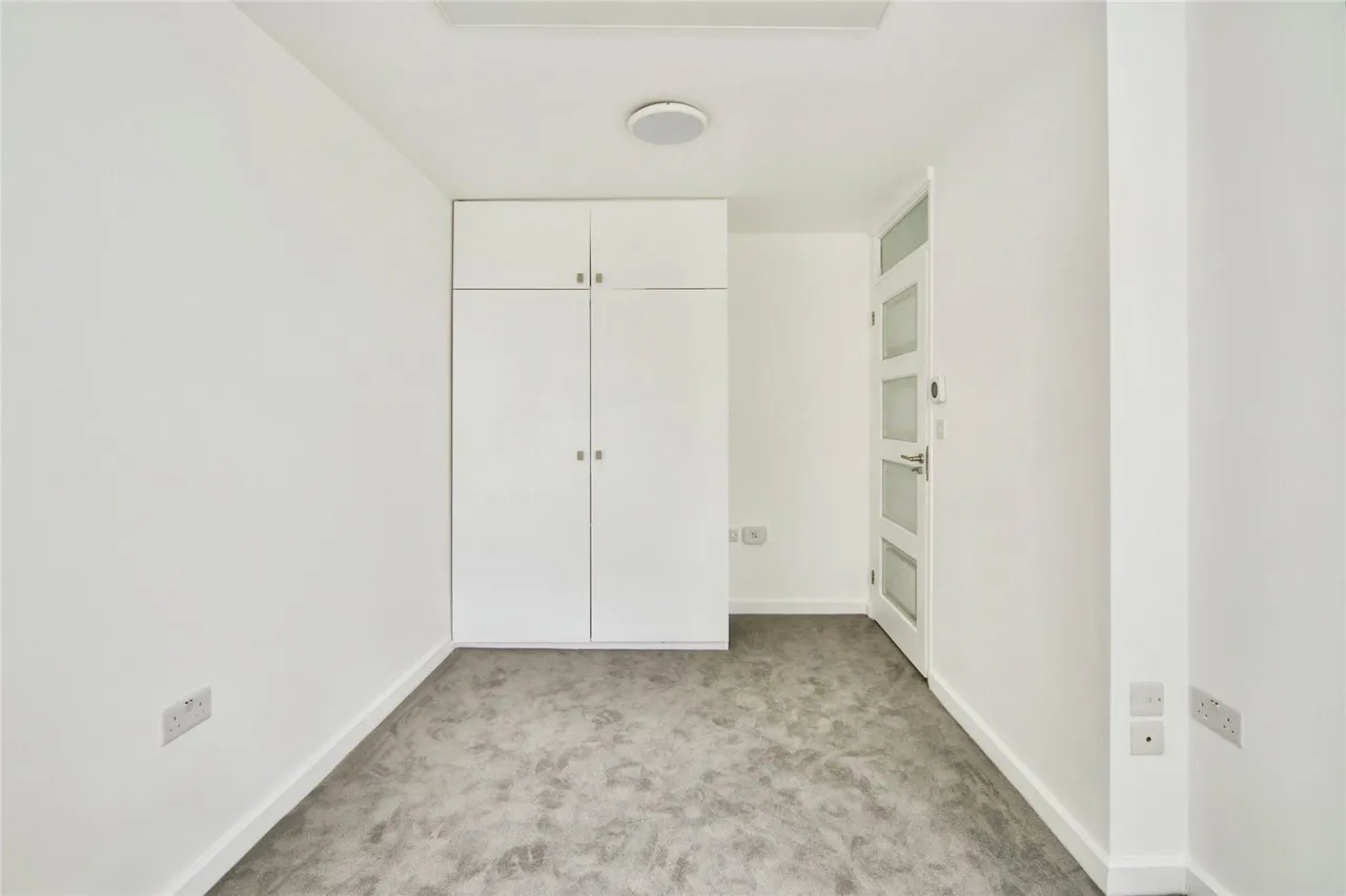 Holden Avenue, London, N12, photo 17