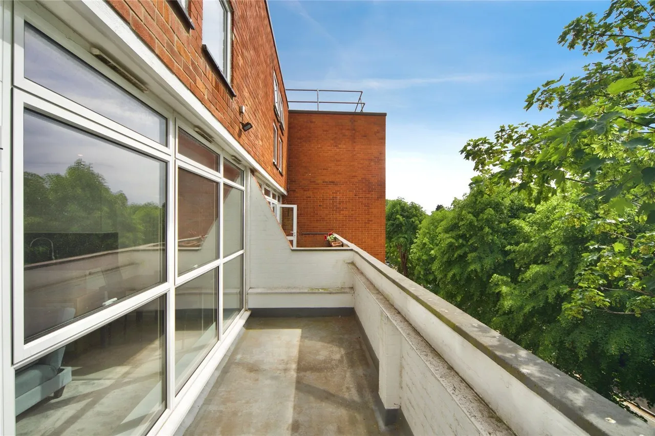 Holden Avenue, London, N12, photo 8