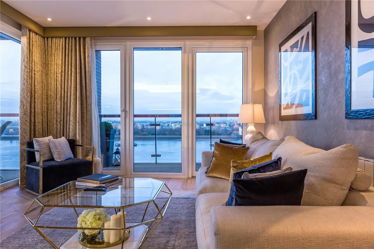 3 bed flat for sale — Beresford Square, London, SE18
