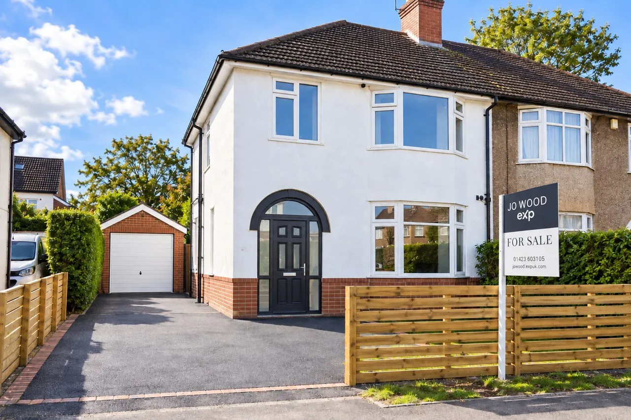3 bed house for sale — Leyland Road, Harrogate HG1 4RT