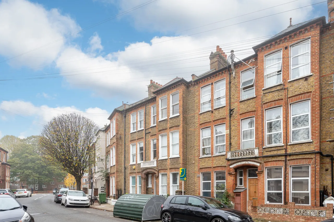 1 bed flat to rent — 76d Tremadoc Road, London