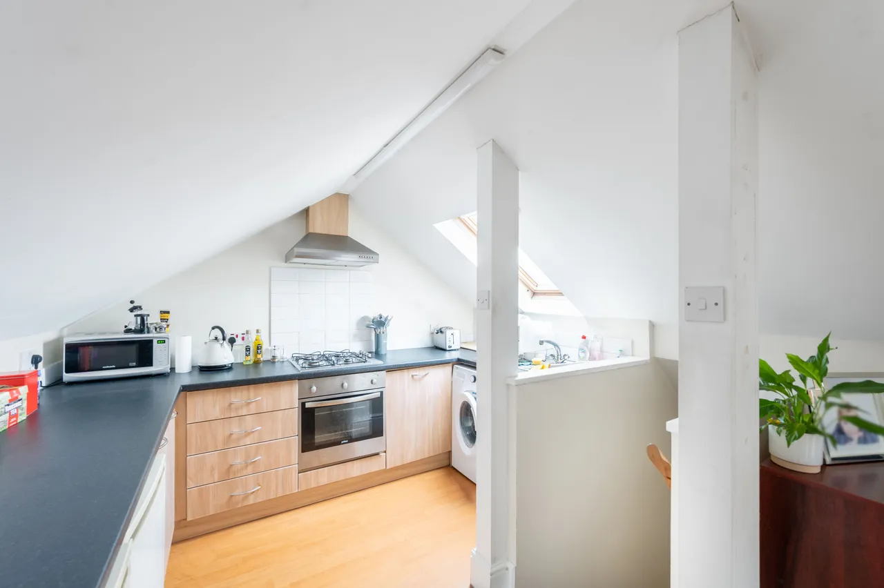76d Tremadoc Road, London, photo 2