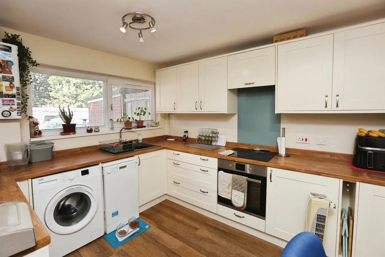 Bishopsfield Road, Fareham, photo 8