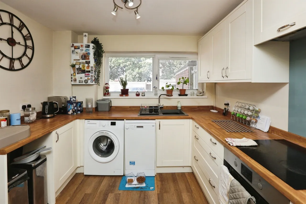 Bishopsfield Road, Fareham, photo 3