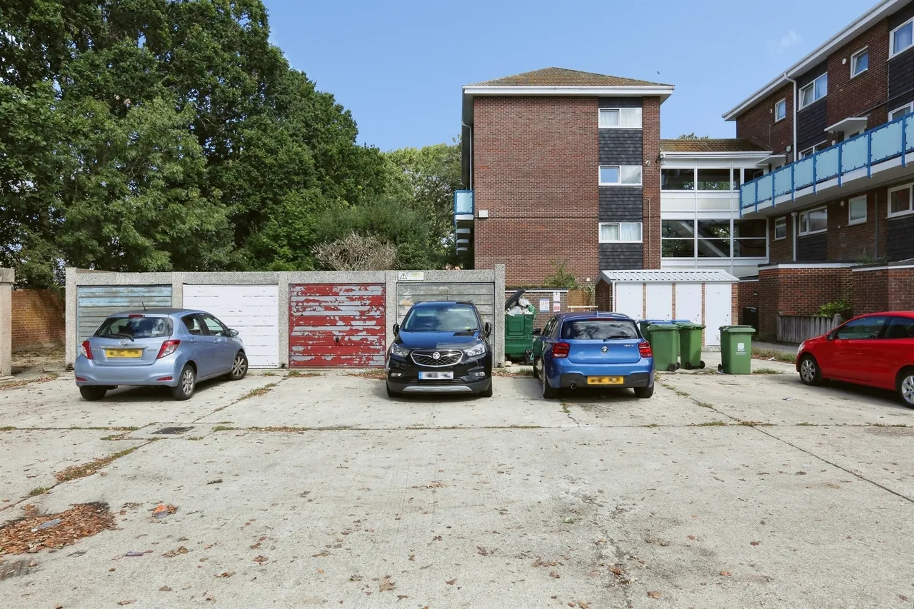 Bishopsfield Road, Fareham, photo 12