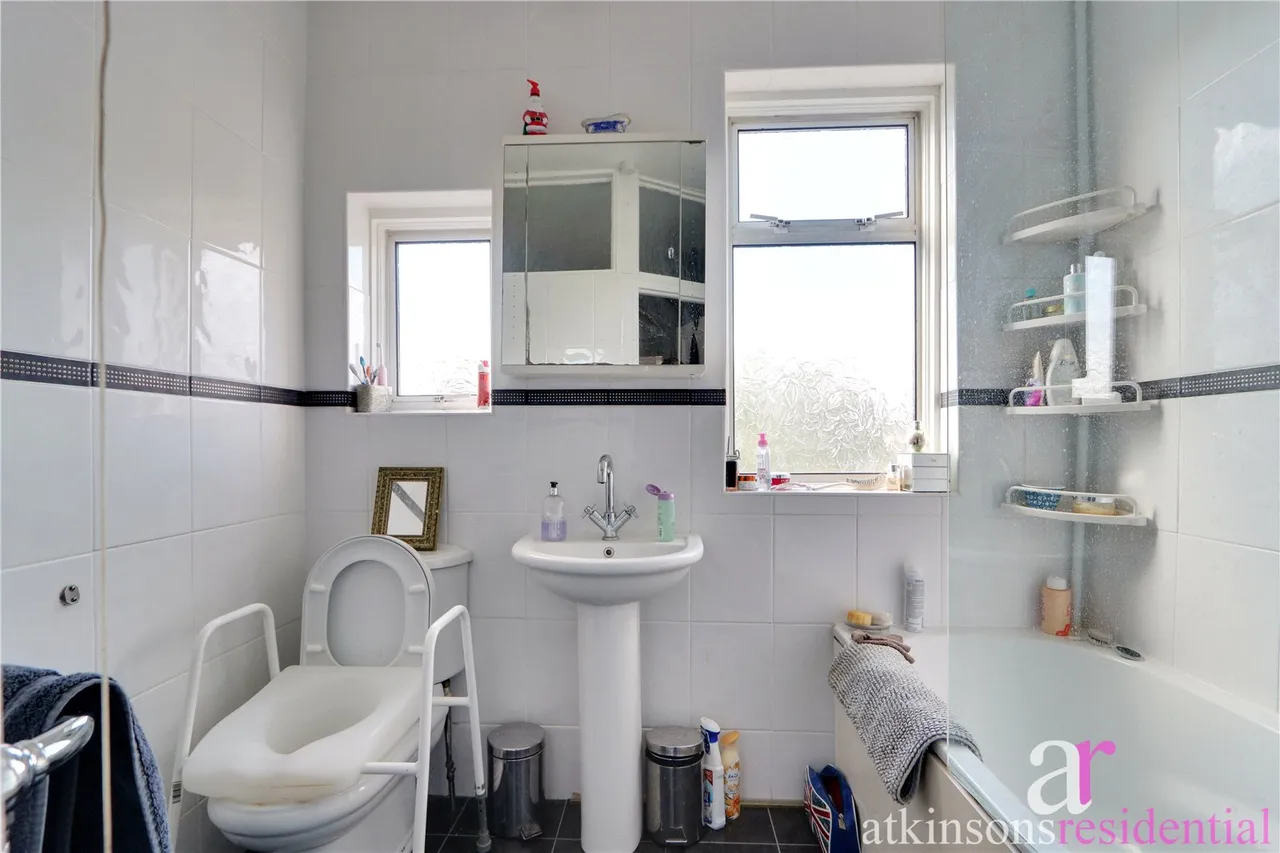 Berkeley Gardens, London, N21, photo 12