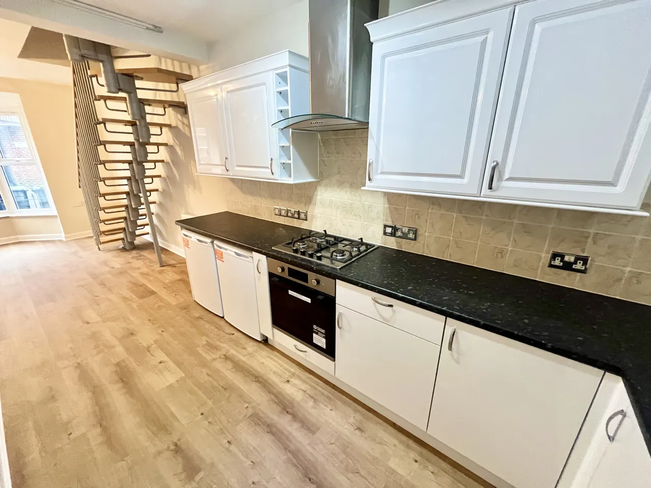 Spacious Two Bedroom Maisonette, DT4, photo 7