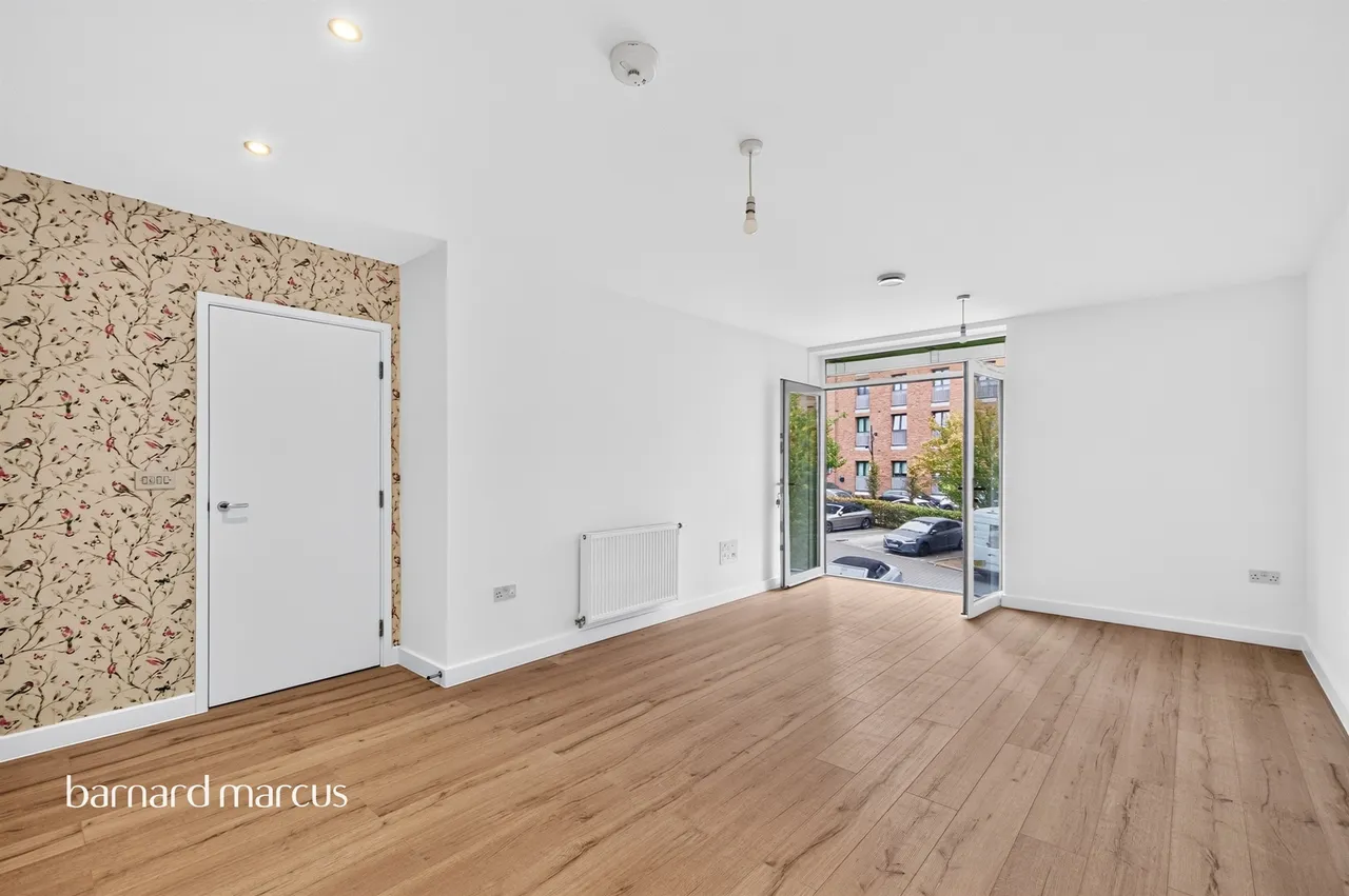 Lakeside Drive, London, NW10, photo 3