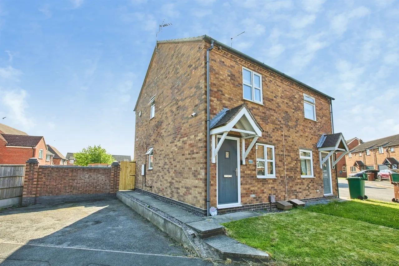 2 bed house for sale, Finch Close, Woodville, DE11