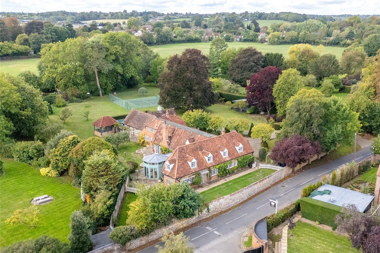 Village Road, Denham, UB9, photo 3