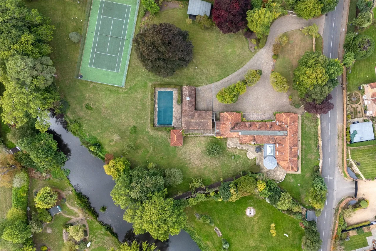 Village Road, Denham, UB9, photo 59
