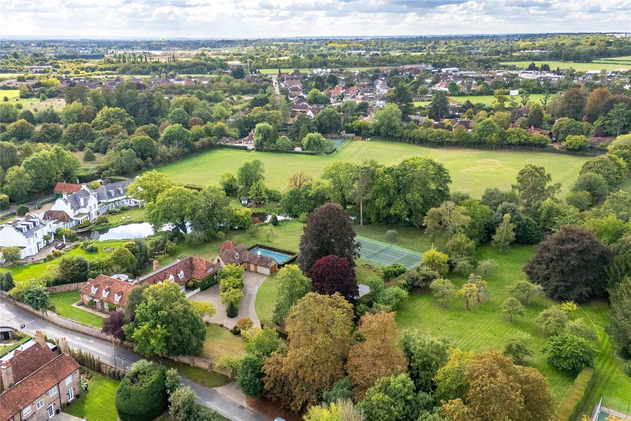 Village Road, Denham, UB9, photo 2