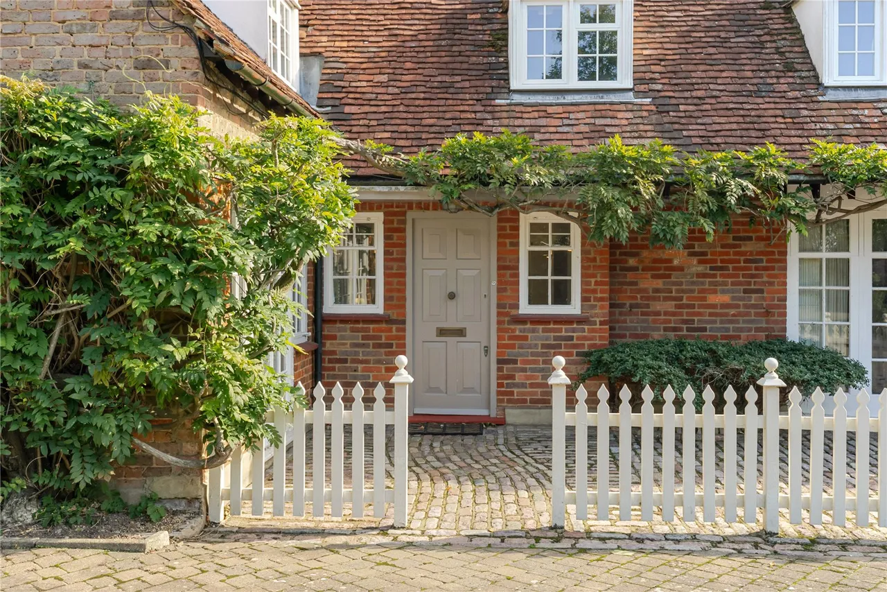 Village Road, Denham, UB9, photo 4
