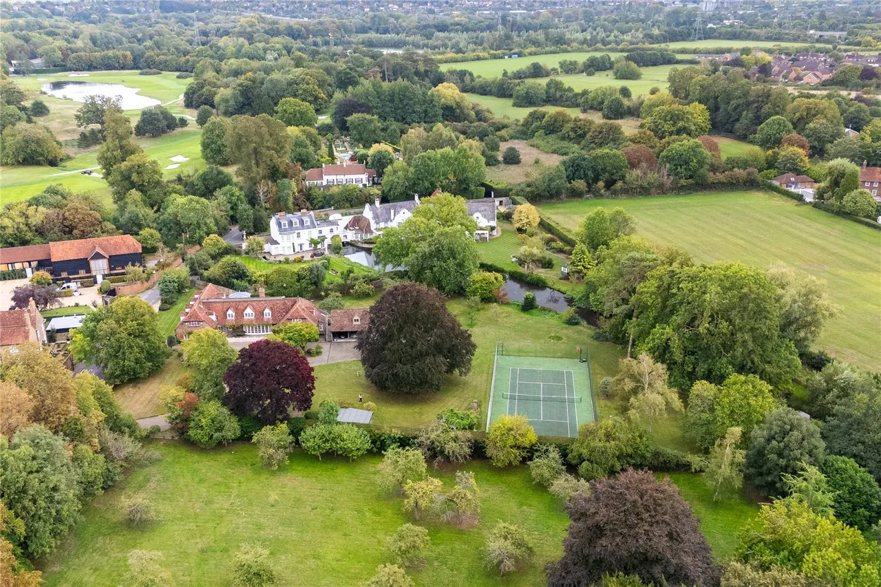 Village Road, Denham, UB9, photo 58