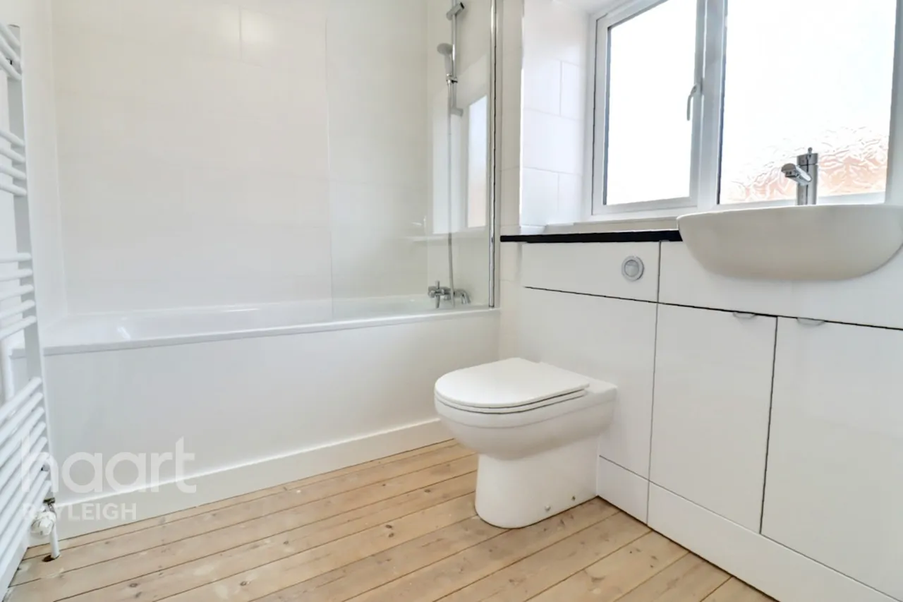 Fairview Crescent, Rayleigh, SS6, photo 10