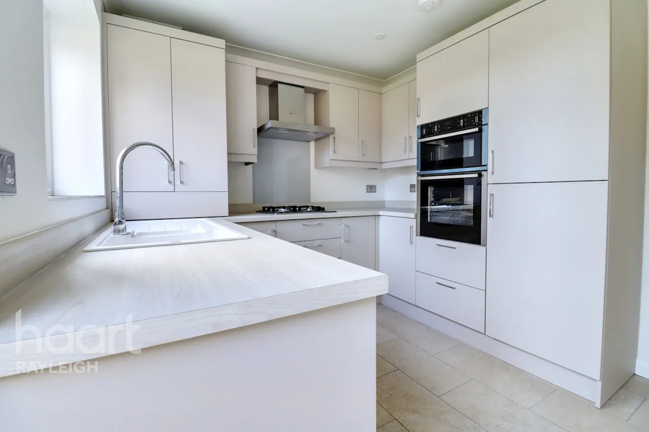 Fairview Crescent, Rayleigh, SS6, photo 4
