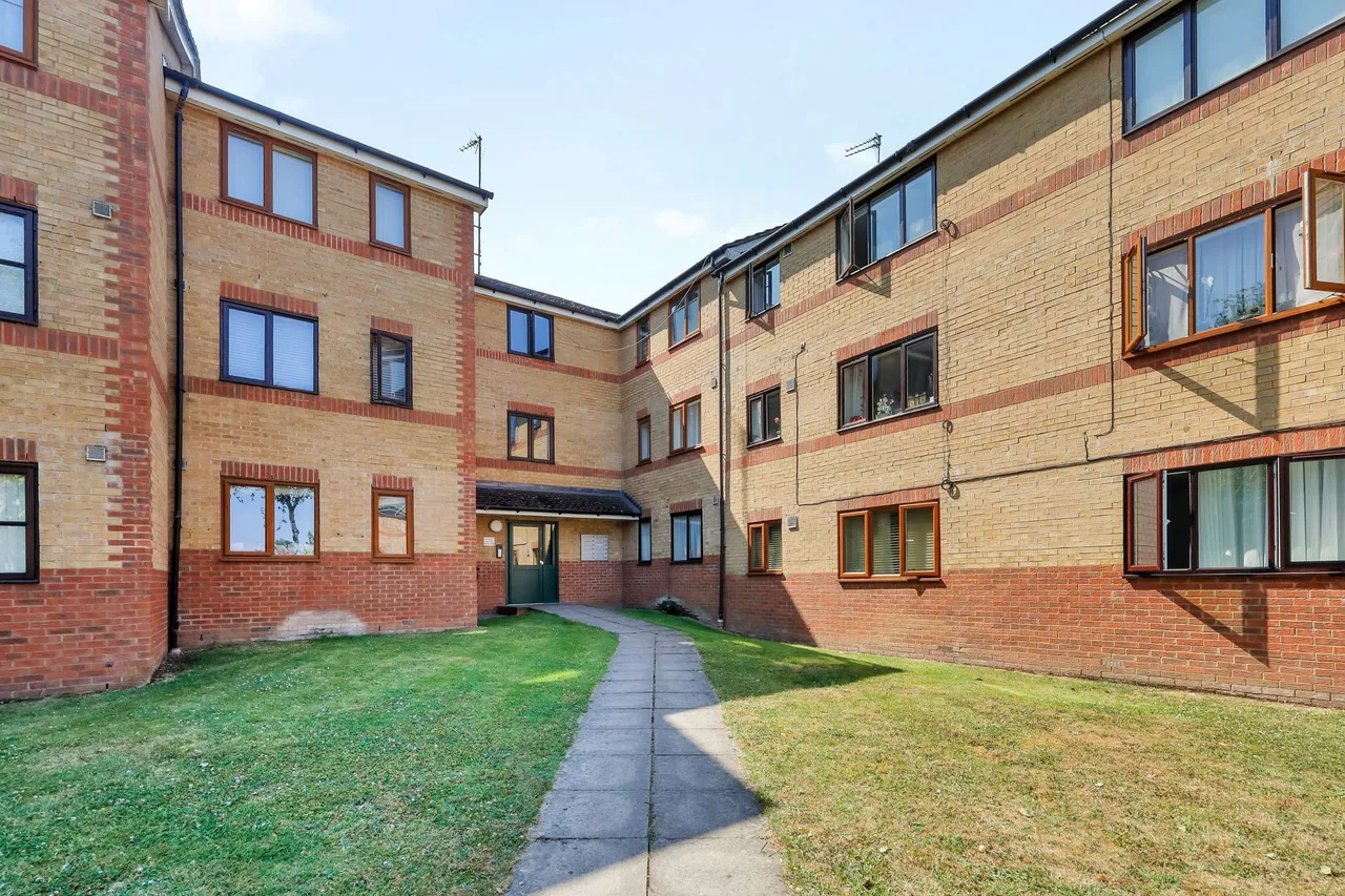 1 bed flat for sale, Draycott Close, London, NW2