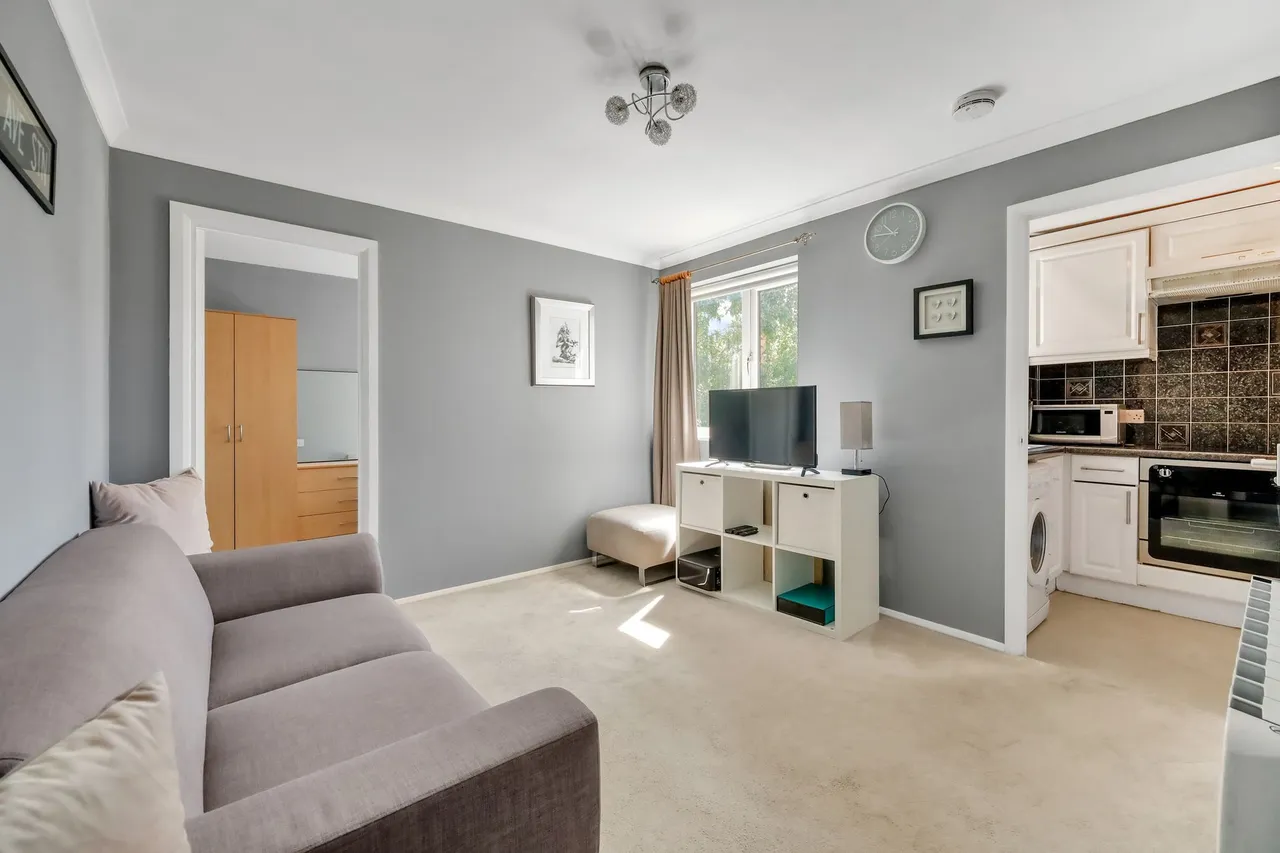 Draycott Close, London, NW2, photo 2
