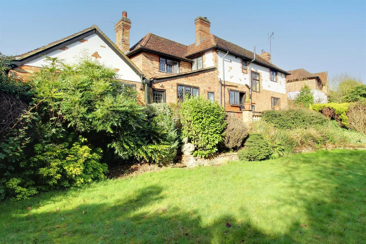 4 Great North Road, Brookmans Park AL9 6NF, photo 4