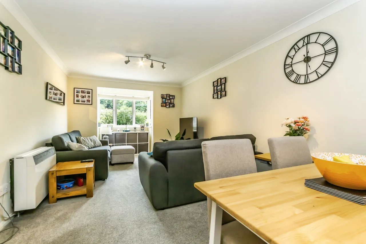 2 bed flat for sale — Croydon Road, Caterham, Surrey, CR3