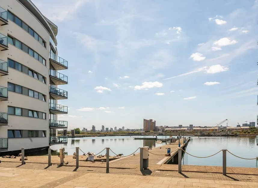 Basin Approach, Gallions Reach, E16, photo 7