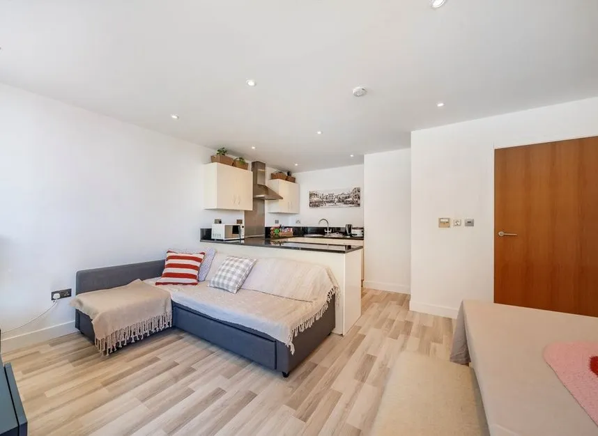 Basin Approach, Gallions Reach, E16, photo 4