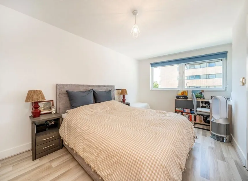 Basin Approach, Gallions Reach, E16, photo 5