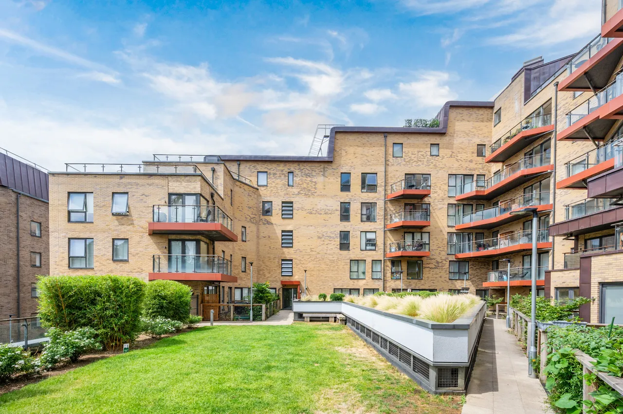 1 bed flat for sale — Flat 18, Guildford House, Tollgate Gardens, London
