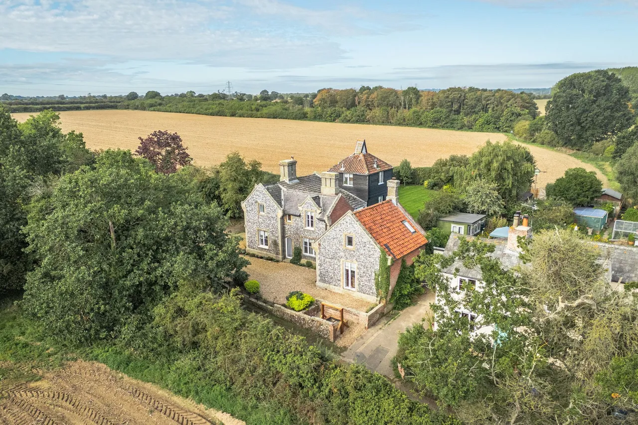 An Impressive Home with Incredible Vi, photo 19
