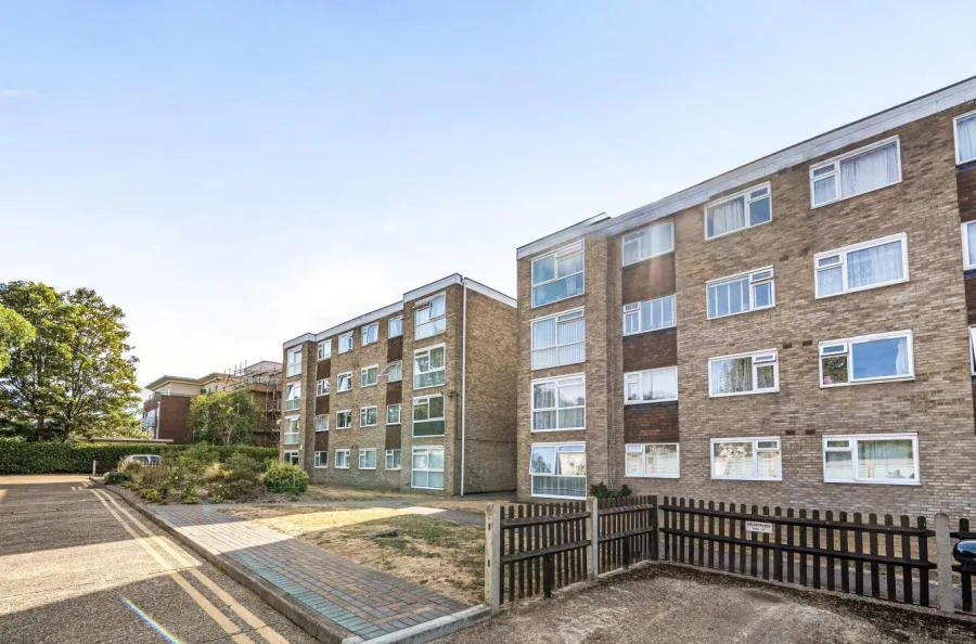2 bed flat for sale, Woodcote Road, Wallington, SM6