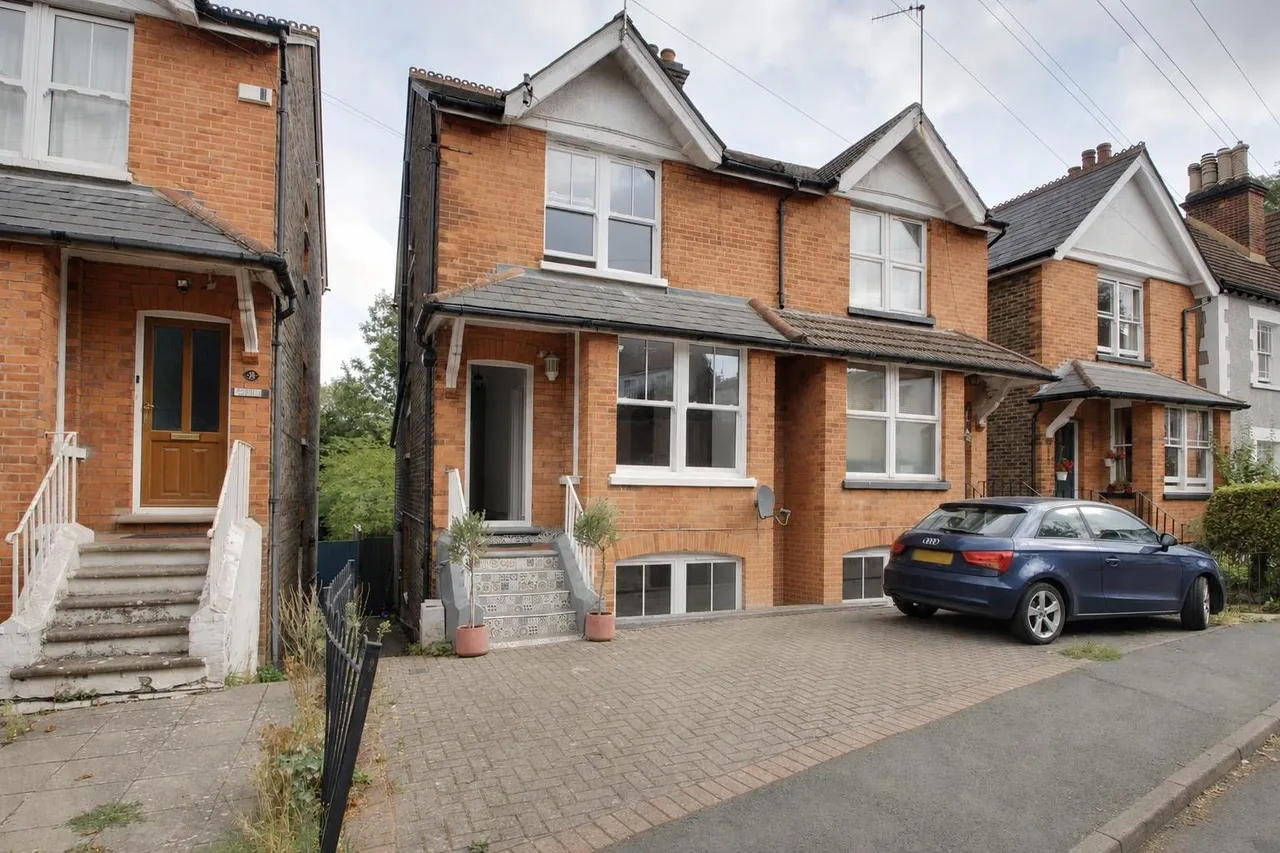 3 bed house to rent — Oakdene Road, Redhill