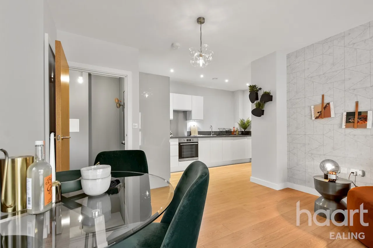 Katherine Court, Northolt, UB5, photo 4