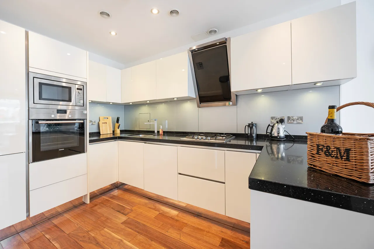 Flat 7, Cheltenham House, 253 Commercial Road, London, photo 5