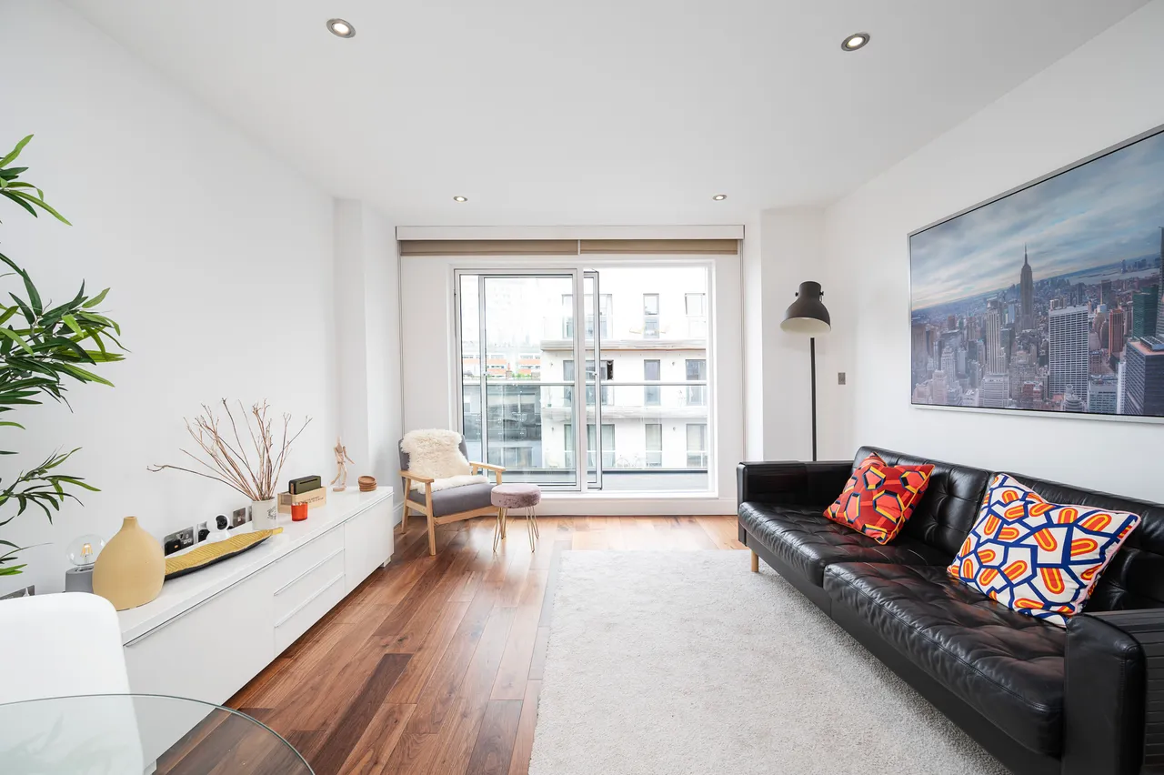 1 bed flat for sale — Flat 7, Cheltenham House, 253 Commercial Road, London