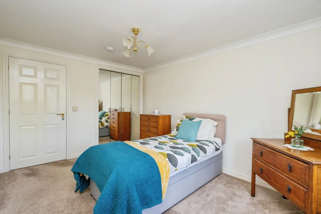 London Road, Cowplain, PO8, photo 16