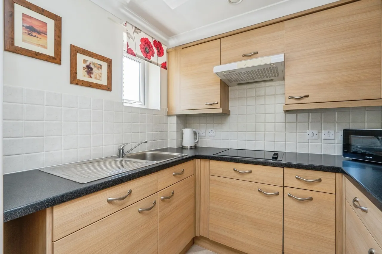 London Road, Cowplain, PO8, photo 13