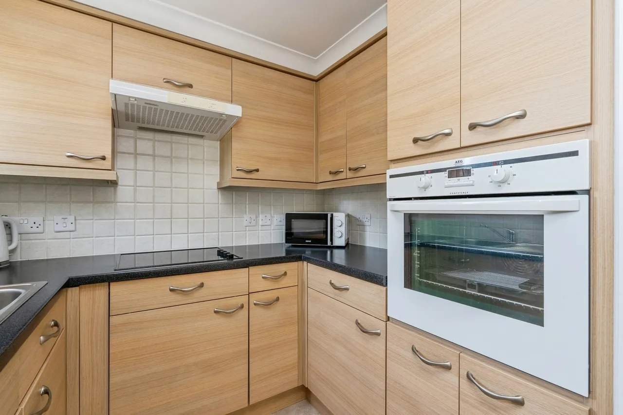 London Road, Cowplain, PO8, photo 5