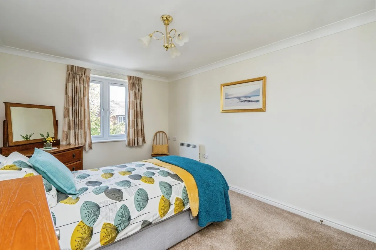 London Road, Cowplain, PO8, photo 17