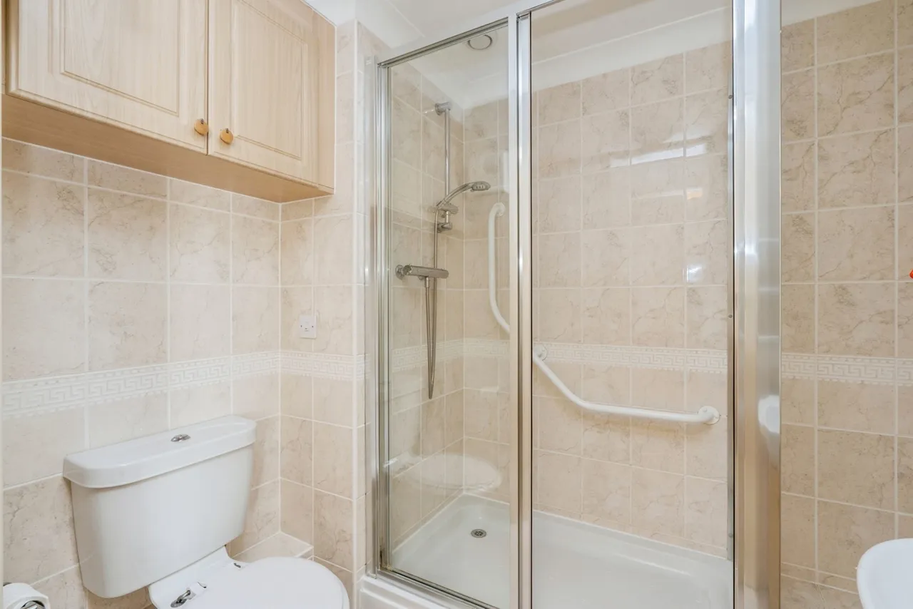 London Road, Cowplain, PO8, photo 15