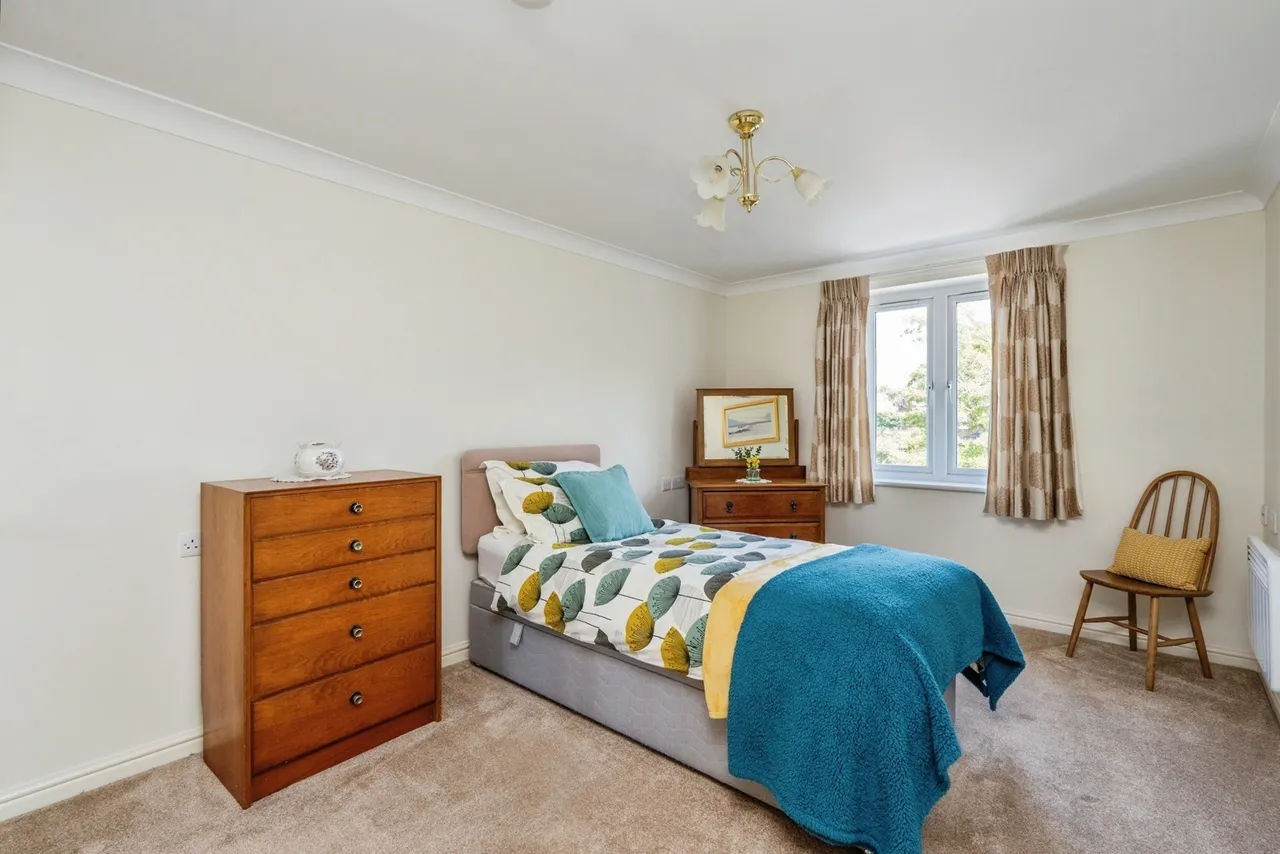 London Road, Cowplain, PO8, photo 4